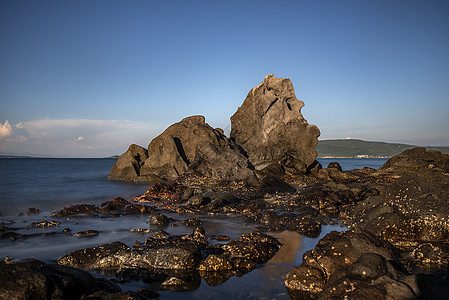 岩石长期暴露支撑海浪海岸石头蓝色日落天空海洋地平线场景图片