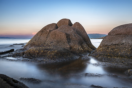 岩石长期暴露场景海岸线海洋海岸蓝色日落海景海浪支撑石头图片