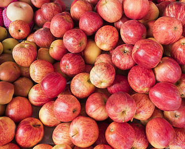 在市场中特写许多新鲜的红苹果水果食物收获维生素饮食食欲店铺农业团体农场图片