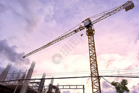 黄黄色建筑塔起重机平台工程天空吊装职场蓝色绞盘商业红色工业图片