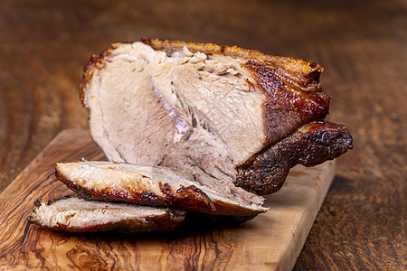 将巴伐利亚烧烤猪肉切碎在木柴上木板烹饪砧板美食盘子食物酒吧服务肩膀木头图片