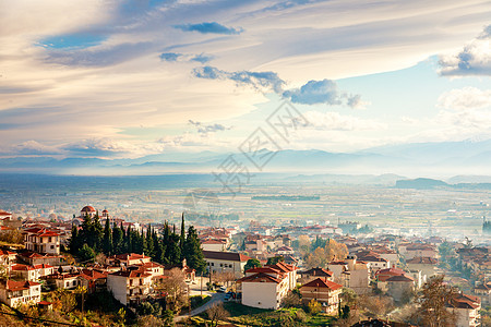 希腊城镇日落全景 有红色屋顶房屋 山谷和穆恩图片