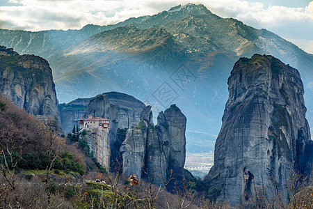 罗萨努的圣修道院 在陡峭的悬崖 山上旅行寺庙吸引力宗教遗产天空峡谷石头地标流星图片