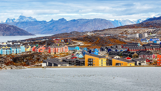 Nuuk市居住区因努伊特人建筑多彩房子爬坡街道建筑物住宅村庄建筑学池塘鸟类全景图片