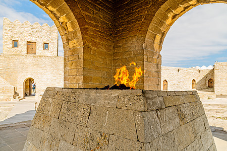 阿塔什加古老的石碑寺庙 里面燃烧着火焰 索罗图片