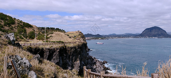 美丽的风景海洋和山区图片