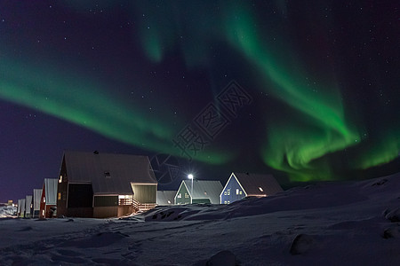 因努伊特人上空的北极村和北光绿浪海洋旅行城市亮度温度天文学北极星村庄小木屋海浪图片