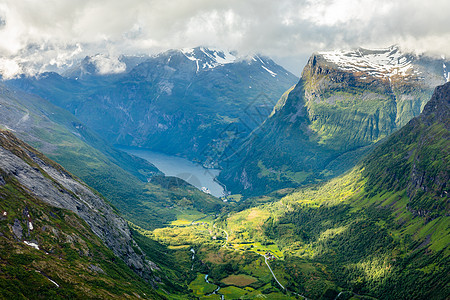 观望Geiranger峡湾的绿色山谷 周围环绕着穆恩支撑全景山脉风景峡湾国家地标图片