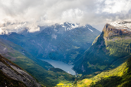 观望Geiranger峡湾的绿色山谷 周围环绕着穆恩山脉国家全景地标风景峡湾支撑图片