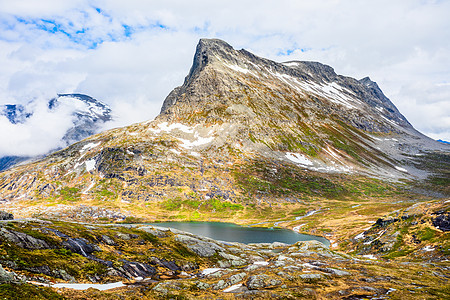 Alnesvatnet湖全景 Tro路径周围的雪山峰图片