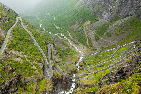 巨人之路 横跨山的弯曲道路运输溪流小路地标全景峡谷爬坡曲线血统旅行图片