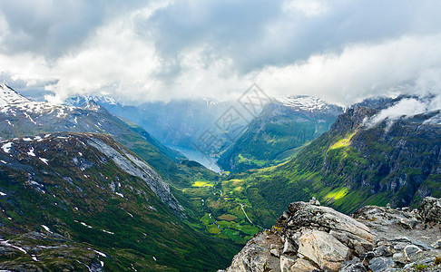 观望Geiranger峡湾的绿色山谷 周围环绕着穆恩山脉全景国家支撑风景地标峡湾图片