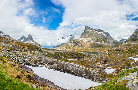 Alnesvatnet湖全景马路阿尔内斯瓦特涅特湖周围的雪山峰图片