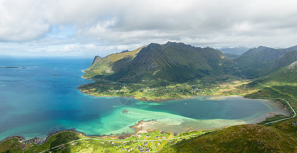 从山顶到带涡轮的海湾村庄山峰海岸风景港口海洋海岸线全景支撑蓝色图片