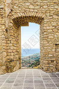 古老的窗户 在一座古古城堡的废墟中框架堡垒建筑学旅游历史房子地标古董石头建筑图片