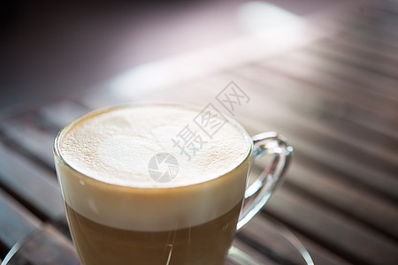 咖啡馆的卡布奇诺杯加心形牛奶型杯子午餐咖啡黑色巧克力饮料咖啡店豆子白色咖啡师图片
