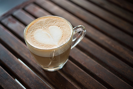 咖啡馆的卡布奇诺杯加心形牛奶型咖啡师拿铁泡沫酒吧饮料巧克力咖啡黑色早餐豆子图片