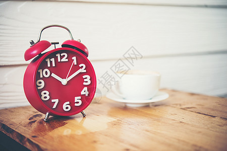 红闹钟和咖啡放在木制桌上 休息时间早餐桌子食物苏醒唤醒白色黑色艺术杯子古董图片
