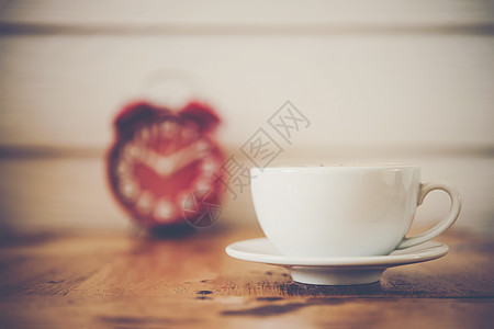 红闹钟和咖啡放在木制桌上 休息时间唤醒食物白色苏醒桌子早餐黑色古董杯子艺术图片