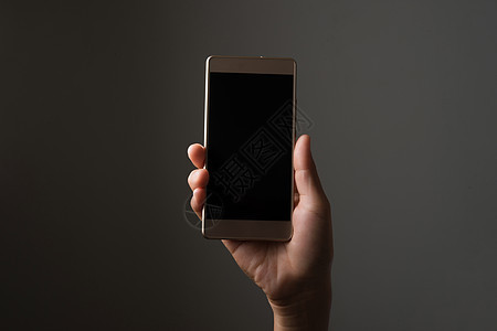 女性手与智能手机隔绝 在黑色屏幕女士展示空白技术商业图片