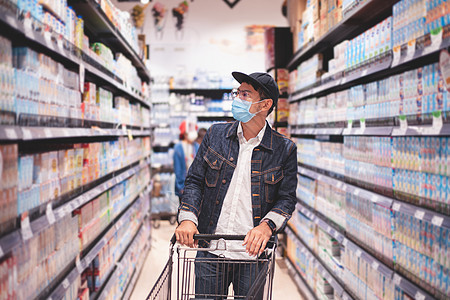 亚裔男子在乔维期间购买和购物食品以囤积篮子恐慌预防市场库存购物中心架子杂货店疾病面具图片