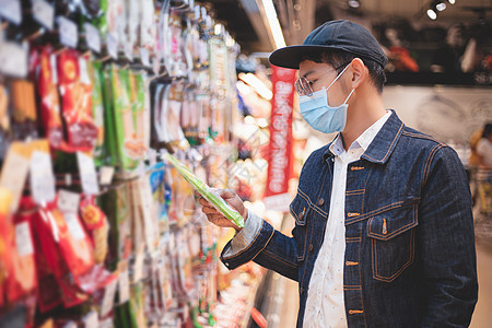 亚裔男子在乔维期间购买和购物食品以囤积预防杂货市场杂货店消费者销售男性篮子购物中心男人图片