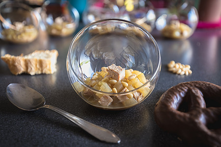 梨子鹅肝和松果饮食玻璃餐厅起动机面包烹饪水果石头点心派对图片