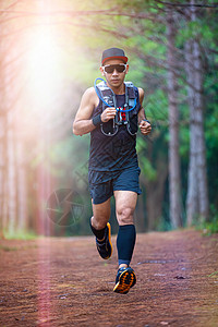 骑着运动鞋在森林中跑步的田径运动员脚上穿运动鞋的人娱乐慢跑者速度国家女士训练小路森林男人耐力图片