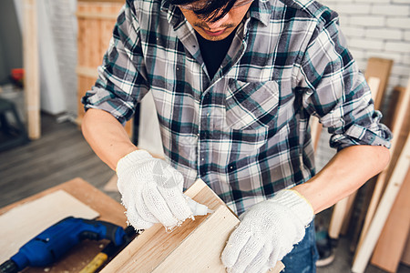木匠在木工车间工作木材木工 工匠是车间木制家具的螺丝取芯木框架 工艺和工作职业概念手套木制品测量灰尘店铺建造工具建设者做工作坊图片