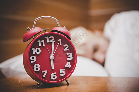 清晨的红色闹钟 醒来的时间去上班男人床头女性警报唤醒卧室枕头生活说谎白色图片