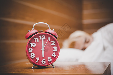 清晨的红色闹钟 醒来的时间去上班床头说谎按钮唤醒警报女性卧室枕头白色休息图片