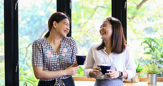 两个亚裔妇女喝咖啡 和两个开心愉快的女人 在闲聊闺蜜朋友们女士会议快乐闲暇女性休息食物微笑图片