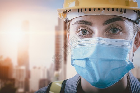 19对新常态的健康保护 在城市建筑工地背景下安全设备中工程师女性的肖像吸引力 建筑/工程职业的新常态图片