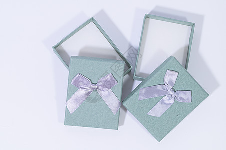 白色背景的蓝绿色礼品盒 Blue绿色礼物盒磁带丝带丝绸问候语装潢玫瑰剪裁领带展示包装图片