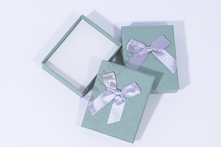 白色背景的蓝绿色礼品盒 Blue绿色礼物盒周年装潢领带包装纸盒问候语丝带丝绸胸部磁带图片