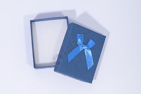白色背景的蓝色礼品盒领带剪裁展示礼物盒丝绸新年纸盒周年玫瑰小路图片