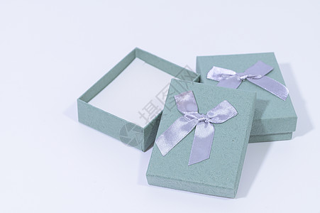 白色背景的蓝绿色礼品盒 Blue绿色礼物盒装潢丝绸丝带礼物新年小路惊喜婚礼胸部周年图片