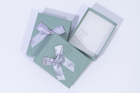 白色背景的蓝绿色礼品盒 Blue绿色礼物盒新年小路剪裁展示礼物装潢丝绸惊喜领带生日图片