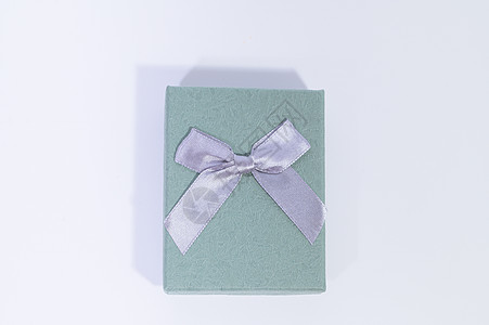 白色背景的蓝绿色礼品盒 Blue绿色礼物盒生日剪裁装潢问候语新年丝带丝绸周年展示婚礼图片