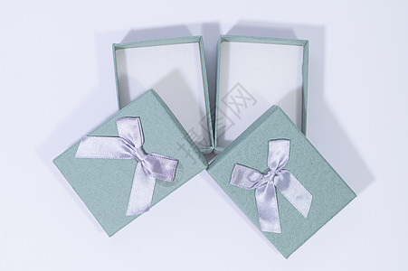 白色背景的蓝绿色礼品盒 Blue绿色礼物盒丝带生日问候语玫瑰周年纸盒纪念日装潢丝绸小路图片