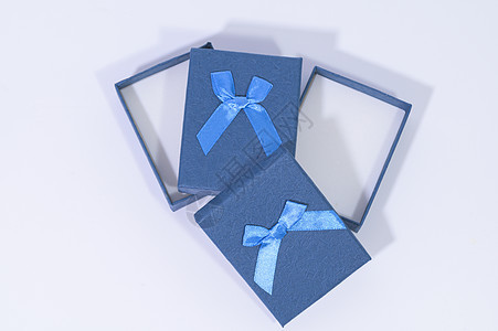 白色背景的蓝色礼品盒磁带丝带装潢纸盒生日剪裁展示玫瑰领带礼物图片