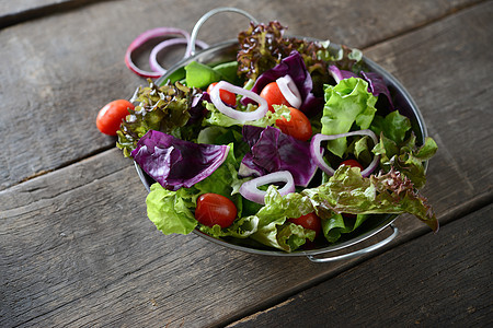 碗里有新鲜蔬菜沙拉和老旧木头背面盘子美食营养饮食食物黄瓜洋葱绿色图片