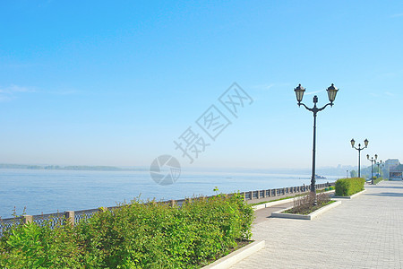 伏尔加河之奎的视图蓝色植物天空风景人行道树木海岸城市草地火炬图片