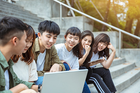 一组在校园楼梯上学习的学生群体青少年中学家庭作业女士团队男生讨论大学快乐学校图片