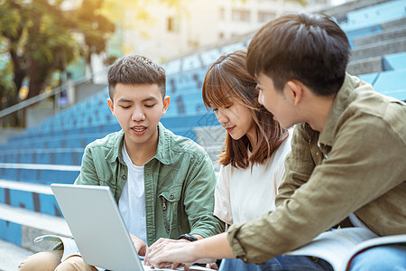 一组在校园楼梯上学习的学生群体团队团体大学友谊乐趣青少年同学男生男人讨论图片