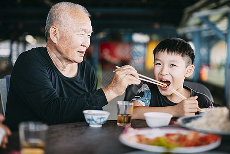 外祖父在餐厅喂孙子的外公图片