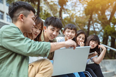 一组在校园楼梯上学习的学生群体考试女孩学校乐趣家庭作业同学大学男生多样性微笑图片