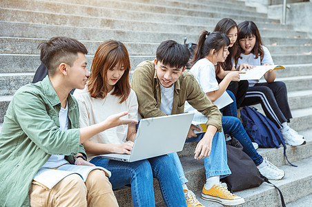 一组在校园楼梯上学习的学生群体快乐友谊乐趣女孩朋友们微笑男人同学多样性青年图片