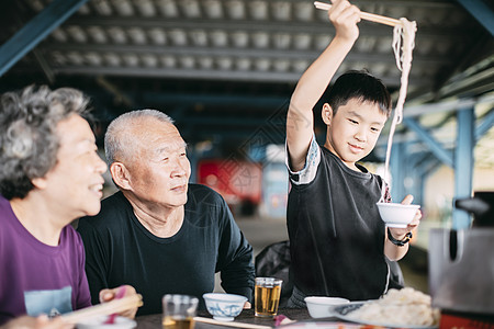 外婆和孙子在餐厅吃晚饭图片