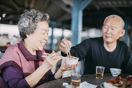 快乐的年老夫妇在餐厅吃晚饭图片